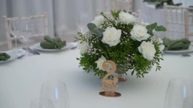 Çok güzel dekore edilmiş bir düğün resepsiyonu salonu. Masalı, sandalyeli, çiçekli bir oda. Lüks etkinlik.