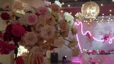 Çok güzel dekore edilmiş bir düğün resepsiyonu salonu. Masalı, sandalyeli, çiçekli bir oda. Lüks etkinlik.