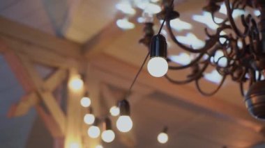 Sıcak sicim ışıkları rahat bir atmosfer yaratıyor, etkinlikler ya da ev dekorları için mükemmel, şenlikli ya da rahat bir ortamda yumuşak bir parıltı sağlıyor. Dekoru güçlendirir ve rahat bir ortam eklerler.