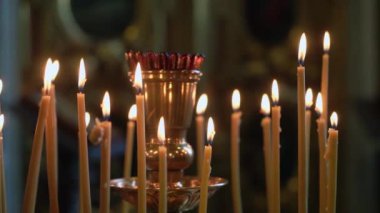 Mumlar kilisede, dinde alevlenir. Katedralin içi, beyaz mum ateşi..