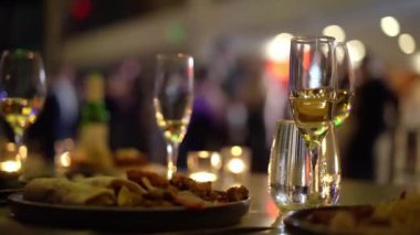 Lezzetli bir yemek ve şarap içeren abartılı bir yemek deneyimine dalın ve canlı bir ortam yaratın. Şık ve keyifli bir ziyafetin tadını çıkarın.