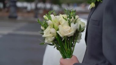 Gelin ve damat kaldırımda yürürler. Erkek ve kadın bacakları, düğün çifti. Beyaz uzun elbiseli kız..