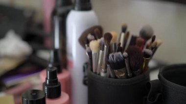 Makyaj için bir grup fırça yakın plan. Makyaj aletleri. Güzellik endüstrisi, dekoratif kozmetik ve moda. MUA.
