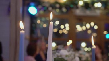 Bir düğün resepsiyonunda, yumuşak mumlar ve güzel çiçekli süsler romantik ve sofistike bir ortam yaratmaya yardımcı olur. Aşkı kutlamak için zarif ve büyüleyici bir atmosfer oluşturur.