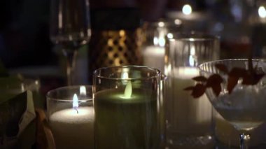 Lokantadaki masada cam tutacağında romantik bir mum. Resepsiyonda düğün dekorasyonu. Bir numaralı masa..