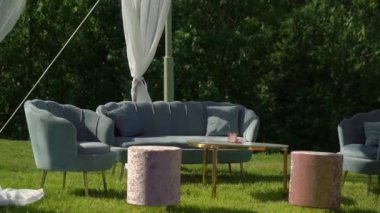 Çok güzel dekore edilmiş bir düğün resepsiyonu salonu. Masalı, sandalyeli, çiçekli bir oda. Lüks etkinlik.