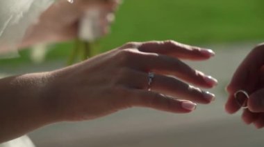Gelin ve damat düğün töreninde. Adam bir kadın parmağına yüzük taktı. Takı yüzükleri, aşkın sembolü..