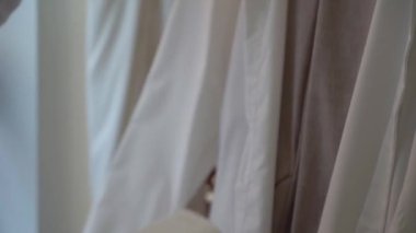 Biri buharlı bir gemi kullanıyor, beyaz bir gömleğin üstünde buhar püskürtüyor. Elektrikli buhar jeneratörlü demir kıyafetler. Adamın sabahı, kuru temizleme, ceket ve takım elbise..