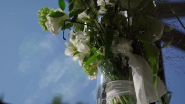 Bir buket beyaz gül kurdeleyle bağlanmış..