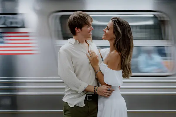 Bir çift, New York 'ta işlek bir metroda şehrimizin sürekli enerjisi arasında aşklarını sergiliyor.