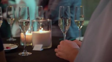 İnsanlar bir etkinlikte, partide, kutlamalarda şampanya bardakları tutarlar. Hoş geldin içkisi, alkollü içecek. Tanınmayan kişi.