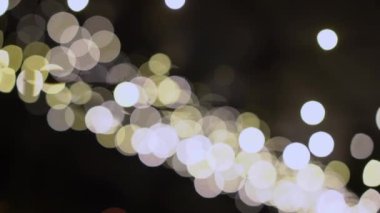 Ampul çelengi. Telli lamba, siyah kablo, LED lambalar. Tatil için şenlik dekorasyonu. İç mekan. Noel, yeni yıl, parti. Dekoratif aydınlatma. Bulanık