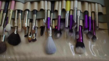 Makyaj için bir grup fırça yakın plan. Makyaj aletleri. Güzellik endüstrisi, dekoratif kozmetik ve moda. MUA.