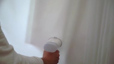 Biri buharlı bir gemi kullanıyor, beyaz bir bez üzerinde buhar püskürtüyor. Elektrikli buhar jeneratörlü demir kıyafetler. Gelinin sabahı, kuru temizleme, duvak ya da gelinlik..