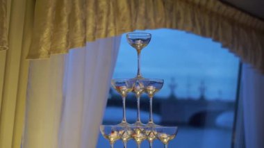 Kutlama partisinde gözlük kulesi. Hoş geldin içkileri, şampanya kulesi ya da köpüklü şarap. Kırmızı böğürtlenli. Restoran resepsiyona hazır. Alkolik içecek..