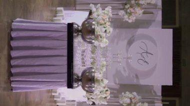 Çok güzel dekore edilmiş bir düğün resepsiyonu salonu. Masalı, sandalyeli, çiçekli bir oda. Lüks etkinlik.