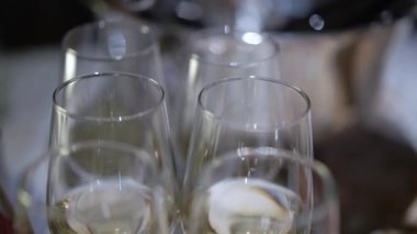 Şampanya dolu bardaklar ya da beyaz köpüklü şarap. Restoranda büfe, tatilde ya da partide hoş geldin içkisi. Tatil kutlaması. Etkinlikte alkollü içecek. 