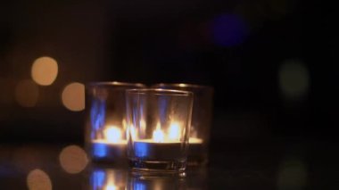 Yumuşak odaklı mum ışığı videosuyla sakin ve rahatlatıcı bir ortam yaratın. Sakinlik ve sükuneti desteklemek için rahatlama, meditasyon ve romantik ortamlar için ideal.