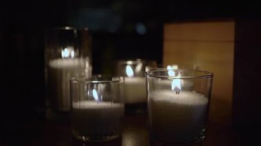 Lokantadaki masada cam tutacağında romantik bir mum. Resepsiyonda düğün dekorasyonu. Bir numaralı masa..