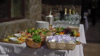 Tatil masasında atıştırmalıklar. Restoranda büfe var. Mini burgerler, salatalar, sandviçler. Tatil.