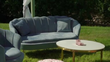 Çok güzel dekore edilmiş bir düğün resepsiyonu salonu. Masalı, sandalyeli, çiçekli bir oda. Lüks etkinlik.