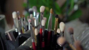 Makyaj için bir grup fırça yakın plan. Makyaj aletleri. Güzellik endüstrisi, dekoratif kozmetik ve moda. MUA.