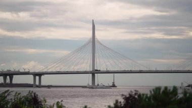 Suyun Üzerindeki Köprü. Modern mimari yapı asma köprüsü. ZSD - Saint-Petersburg, Rusya 'da batı yüksek hızlı otoyol çapı.