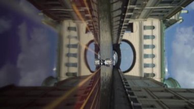 Lüks bir yat şehirde yelken açıyor. Güneşli bir günde bir nehirde eski bir İtalyan teknesi. Saint-Petersburg, Rusya 'ya yelken aç. Yolcu gemisi.