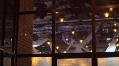 Tavandan sarkan gümüş ayna disko topu hızla döner, ışık huzmeleri ve parıldar. Konser salonunda, kulüpte, partide ya da diskoda beyaz sahne ışığı. Aydınlık ve atmosfer.