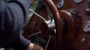 Motorlu araç paneli. Lüks bir yat şehirde yelken açıyor. Yatın ön tarafında yay var. Güneşli bir günde nehirde, gölde ya da denizde tahta bir gemi. Dalgalar ve rüzgarlı hava. Yaz tatili seyahati. Deniz aracı.