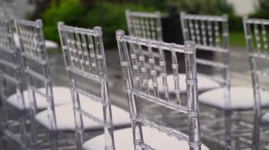 Düğünler için mükemmel bir berrak sandalye grubu. Konferans ya da etkinlik için açık havada plastik beyaz şeffaf mobilyalar. Düğün yeri töreni dekorasyonu.