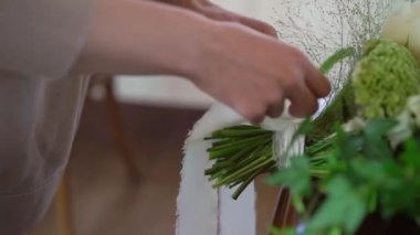 Beyaz gül çiçekleri. Buket kompozisyon, düğün töreni ya da diğer kutlamalar için dekorasyon. Dışarıda, yeşil çimlerin üzerinde. Köylü partisi.