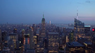 NEW YORK, ABD - 10 Mayıs 2024: Akşamları çarpıcı New York şehrinin siluetine bakın. Empire State Binası ve göz kamaştırıcı ışıklar görkemli bir şehir manzarası yaratır..