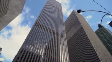 New York 'taki modern mimarinin ve dinamik kentsel yaşamın özünü gözler önüne seren, parlak, canlı bir gökyüzüne karşı dimdik duran nefes kesici gökdelenlerin manzarası.