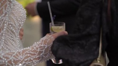 Çok güzel hazırlanmış bir sahne. Şampanyalı bardaklar, abartılı bir etkinlikte çekici dumanlı bir efektle sergileniyor.