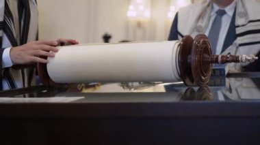 El yapımı bir Tevrat parşömeni, kültürel önemini vurgulayan dini bir tören sırasında sergilenir.