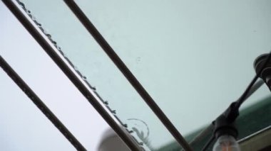 Cama düşen yağmurun rahatlatıcı görüntüsü sanatsal çizgilerle dolu barışçıl bir atmosfer yaratıyor.