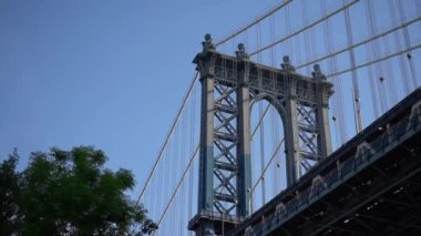 Kentsel mimariyle Manhattan Köprüsü 'nün çarpıcı manzarası, doğa ve şehir hayatının karışımını gözler önüne seriyor..