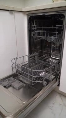 Şık ve şık bir bulaşıkçı, lüks bir mutfak ortamında bir dizi temiz ve düzenli bulaşık sergiler.