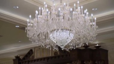 Nefes kesici bir kristal avize, her türlü lüks ve lüks uzayın güzelliğini önemli ölçüde arttırır.