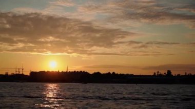 Uçsuz bucaksız okyanusun üzerinde nefes kesen bir gün batımı Saint-Petersburg 'da canlı renkler ve güzel bulutlar sergiliyor.