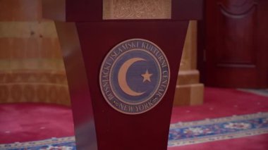 Bir caminin huzurlu ve güzel tasarlanmış iç mekanını keşfedin. Zarif mimari unsurlar sergiliyor..