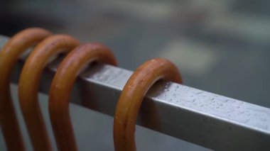 Beyaz şemsiye koleksiyonu, güzel ışıklarla dolu bir açık hava toplantısının canlı atmosferini arttırır.