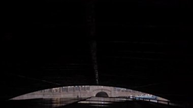 Saint-Petersburg 'daki manzaralı su yolu boyunca canlı binalar ve tekneler sergilenen büyüleyici bir kanal manzarası.