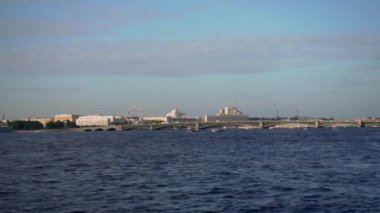 Saint-Petersburg 'da berrak bir gökyüzünün altında bir köprü ve güzel bir ufuk çizgisi bulunan canlı bir liman şehri panoramik bir manzara.