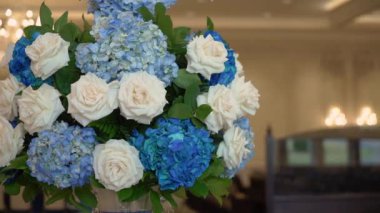 Bu göz kamaştırıcı çiçek sergisi zarif mavi ortancalar ve her olay için ideal beyaz güller içeriyor.
