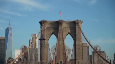 Günbatımında büyüleyici şehrin siluetine karşı ikonik Brooklyn Köprüsü 'nün çarpıcı bir perspektifi.