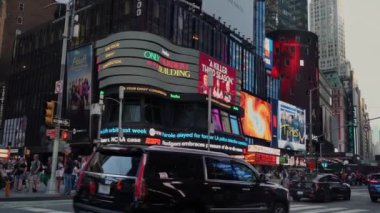 NEW YORK, ABD - 19 Mayıs 2024: Times Meydanı 'nın büyüleyici bir akşam manzarası, aydınlık reklam panolarının yanı sıra kalabalık
