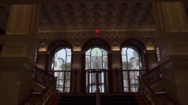 NEW YORK, ABD - 4 Nisan 2024: Çarpıcı iç mimari sergiler ve herkesi büyüleyen büyük kemerli pencereler
