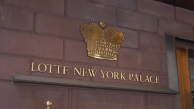 NEW YORK, ABD - 4 Nisan 2024: Lotte New York Sarayı 'nın muhteşem cephesi çarpıcı mimarisi ve zamansız zarafetiyle göze çarpıyor